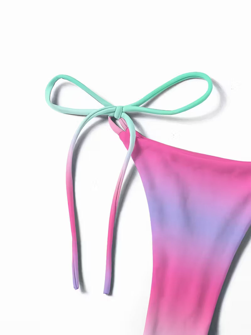 Detailansicht der seitlichen Bindeschleife der String Tanga Bikinihose.