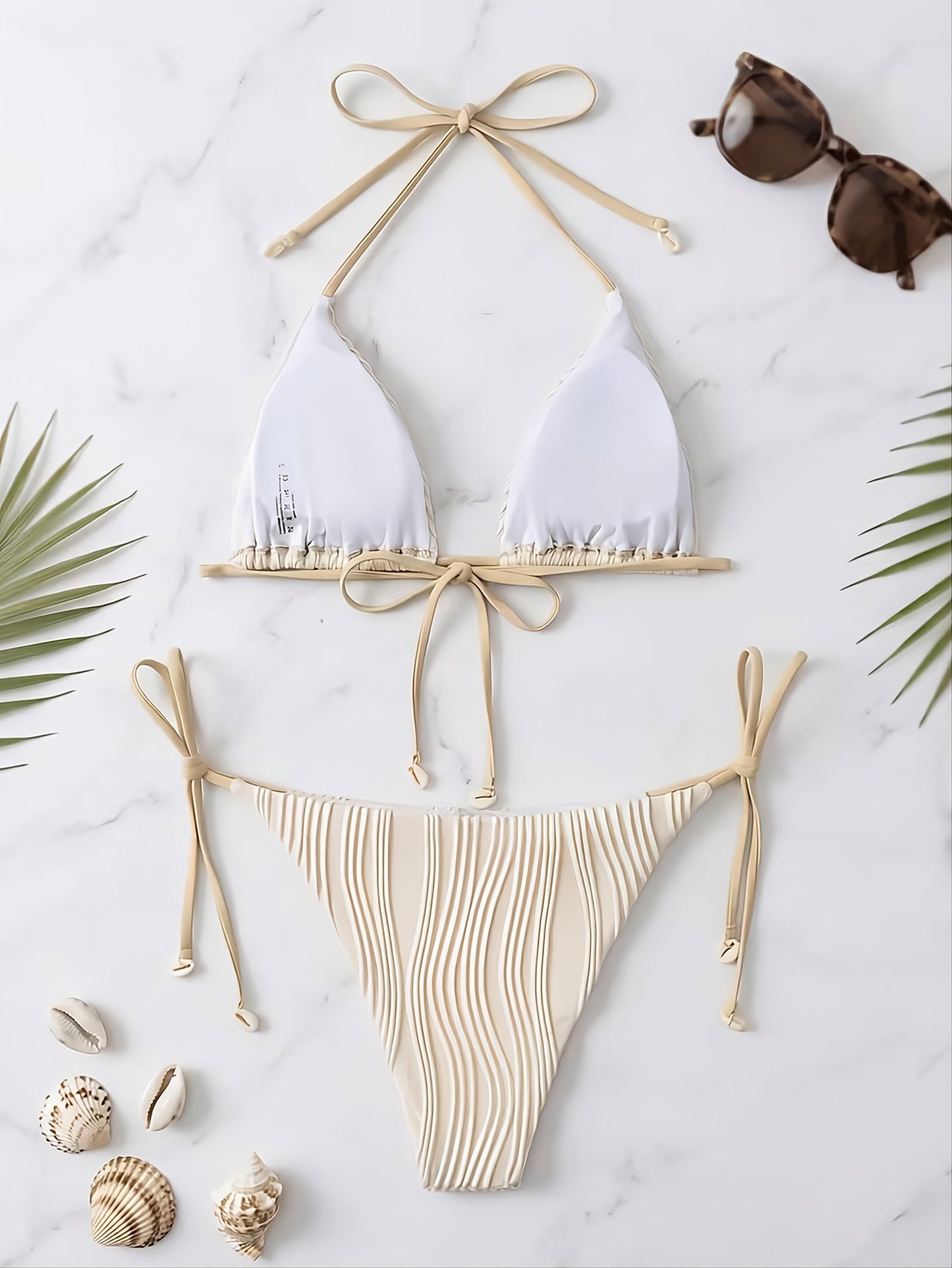 Rückansicht des cremeweißen Triangel-Bikinis mit verstellbaren Bindebändern