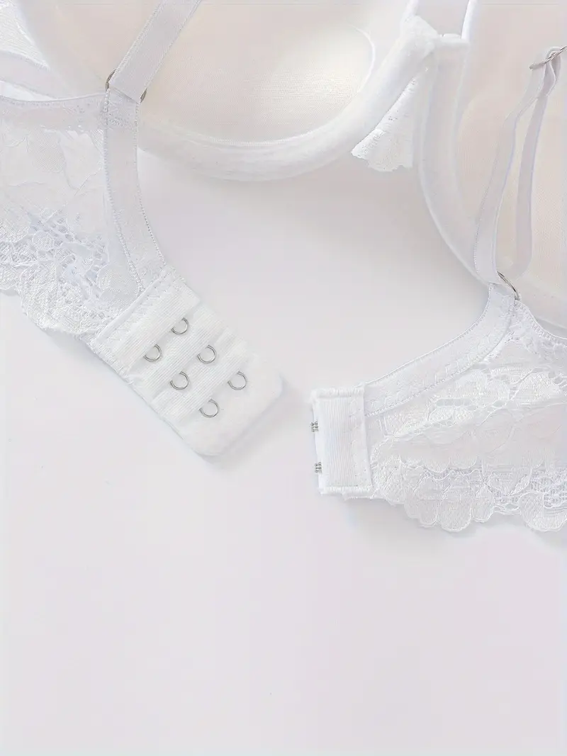 Drei stilvolle Push Up BHs in weiß, grau und schwarz mit Spitzenakzenten, die sowohl schick als auch bequem sind.