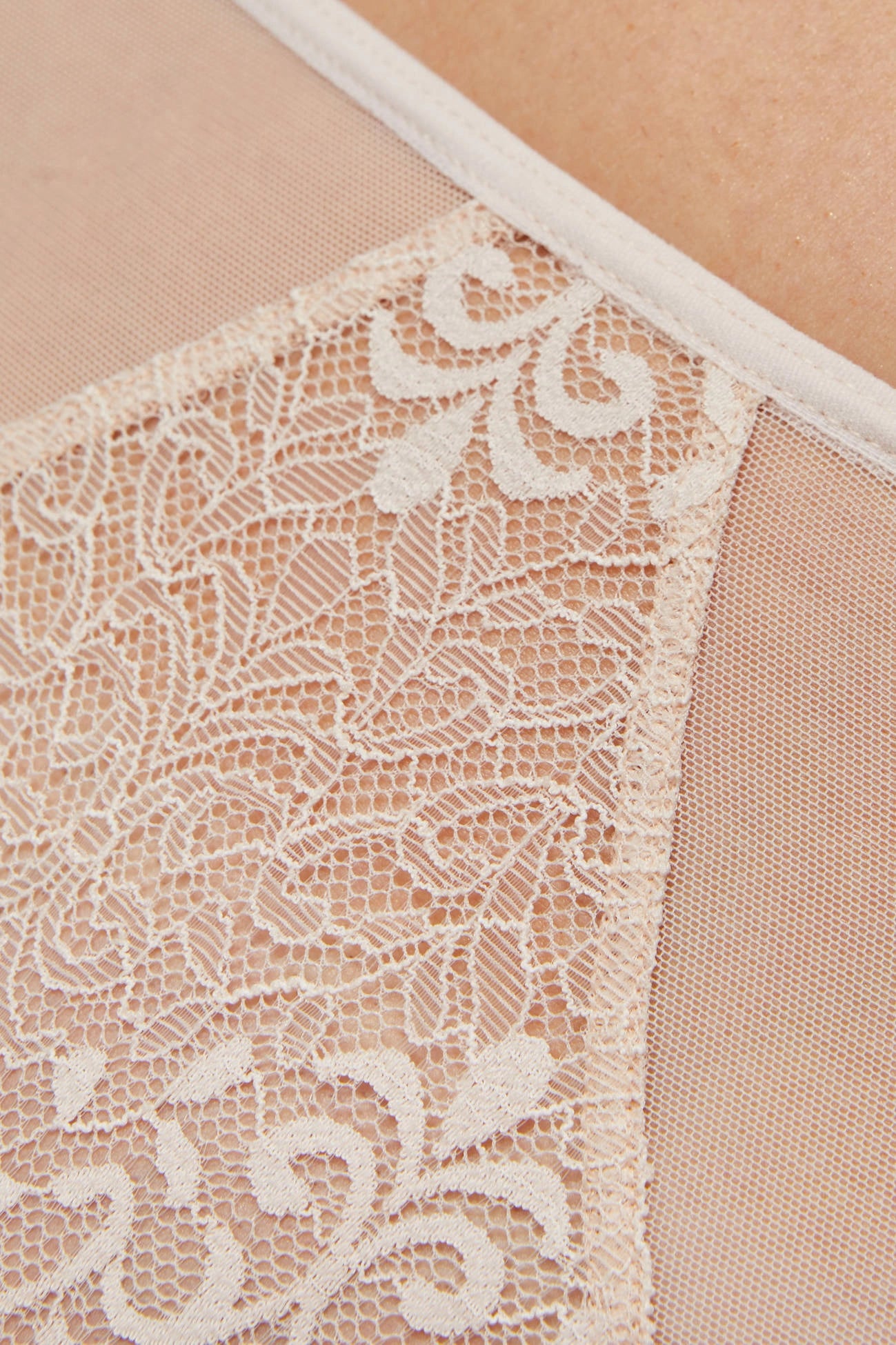 Hohes Höschen mit Tüll und Spitzenmuster 171865