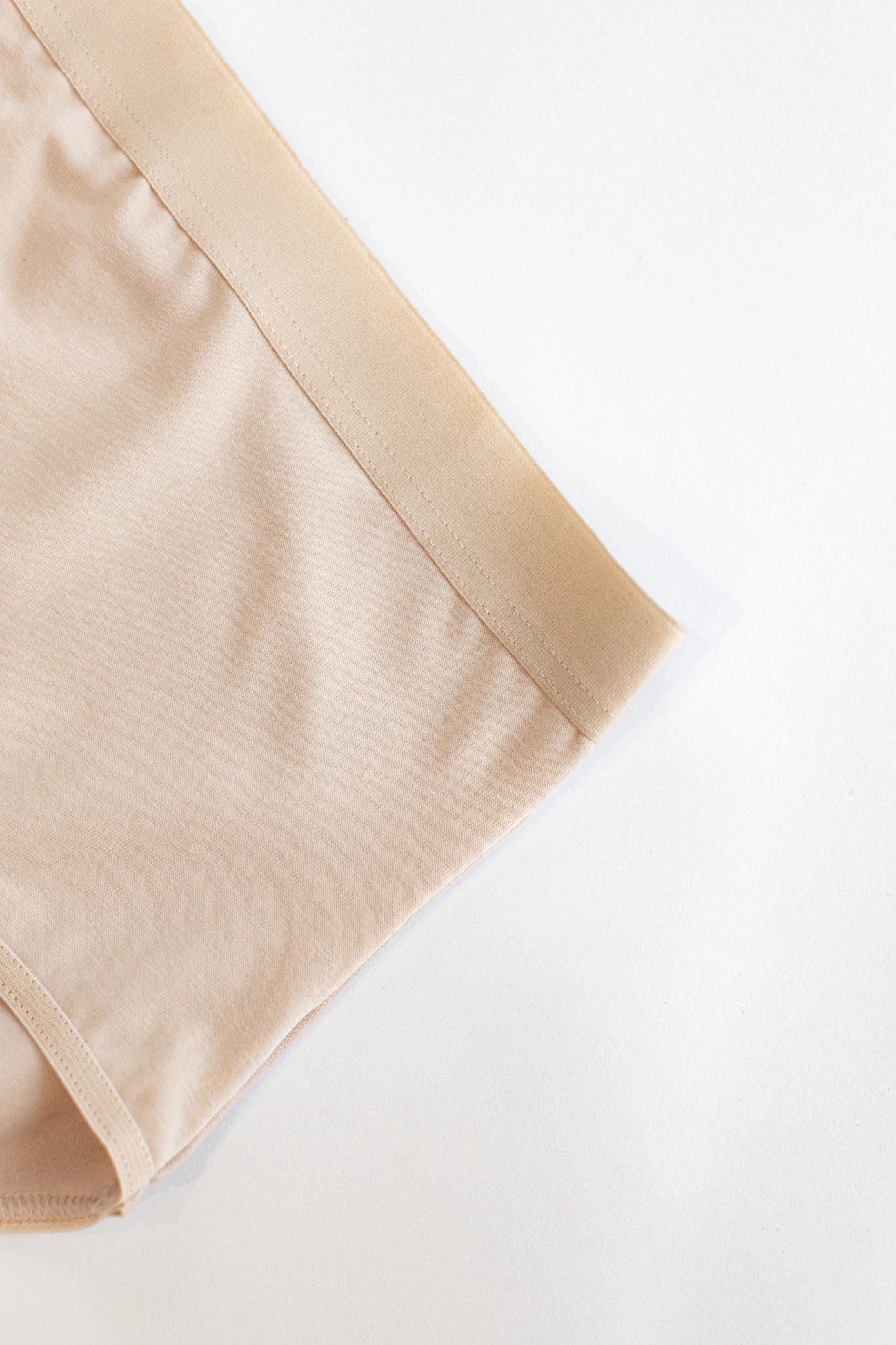 Detailaufnahme eines beigen Damen Baumwollslips mit hohem Bund