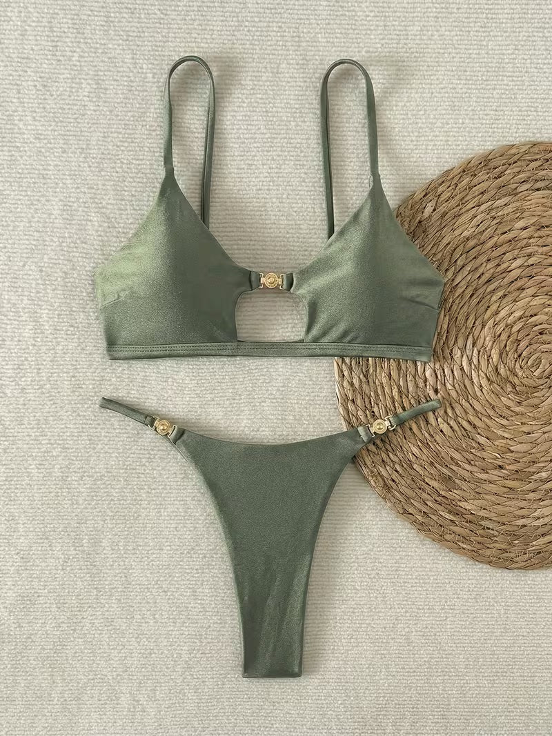 Grünes Bikini Set flach liegend mit goldenen Details