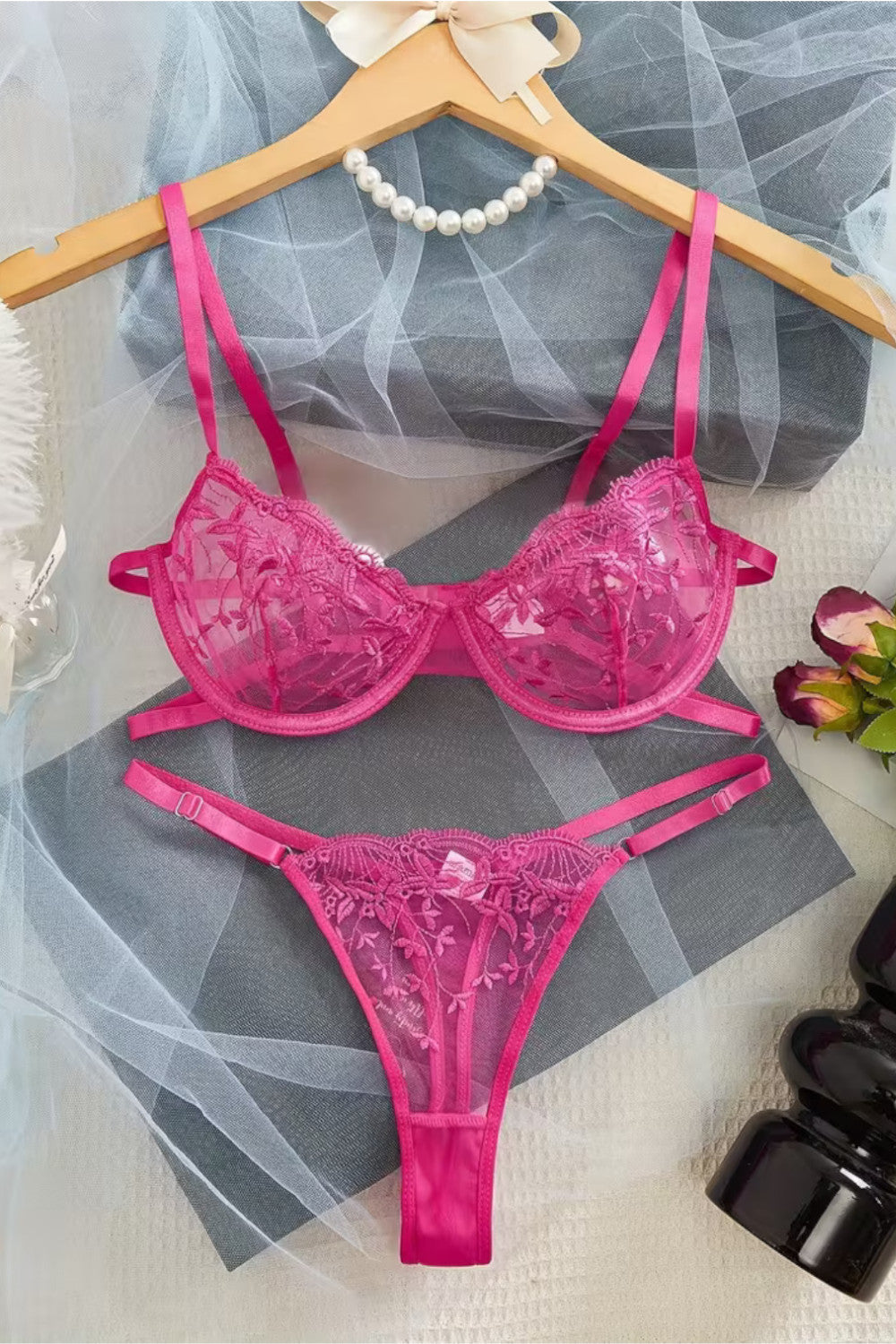 Feines Pinkes Semi Transparentes Spitzen BH Set mit floraler Stickerei
