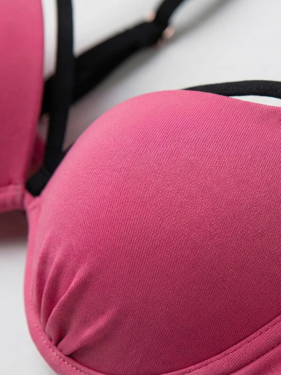 Nahaufnahme des weichen pinken Bikini-Stoffs und der gepolsterten Cups