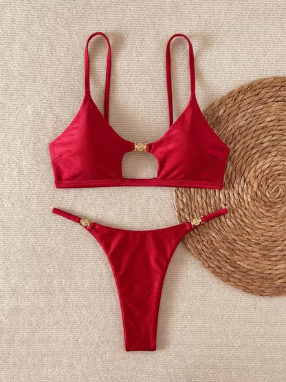 Rotes Bikini Set flach liegend mit goldenen Details