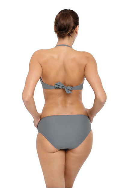 Rückansicht eines grauen Bikinis mit gebundenem Oberteil und klassischem Höschen auf weißem Hintergrund.