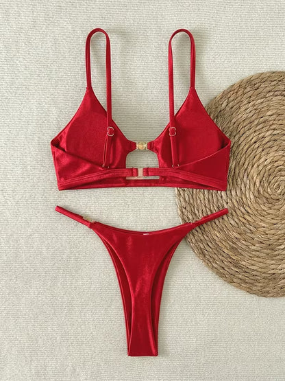 Rotes Bikini Set Rückseite Verschluss und Träger