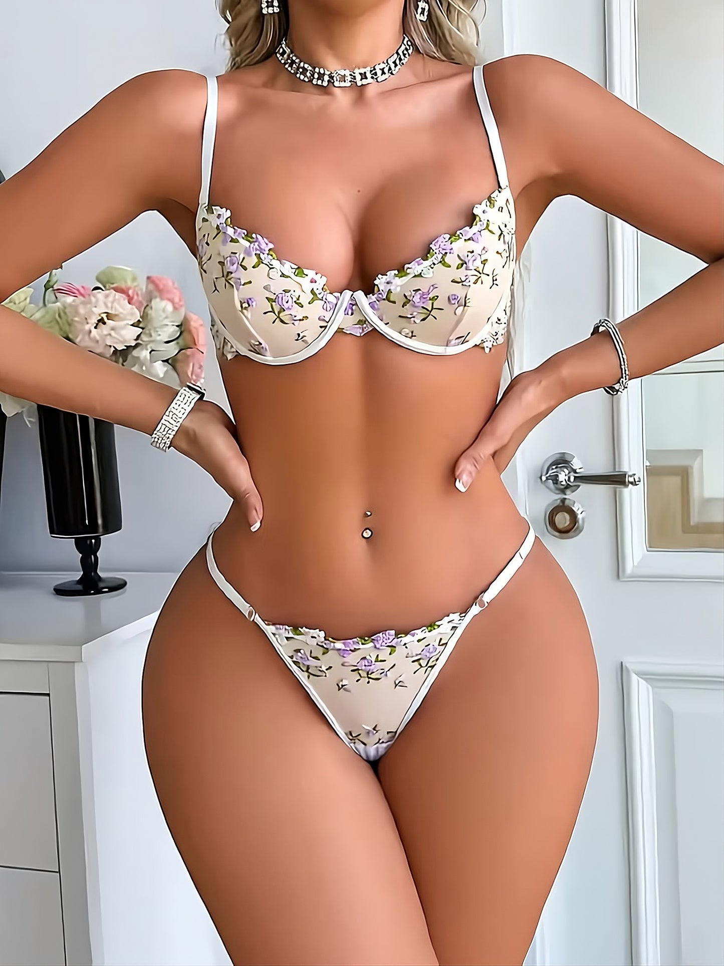 Feminines Lingerie-Set mit Blumenmuster getragen