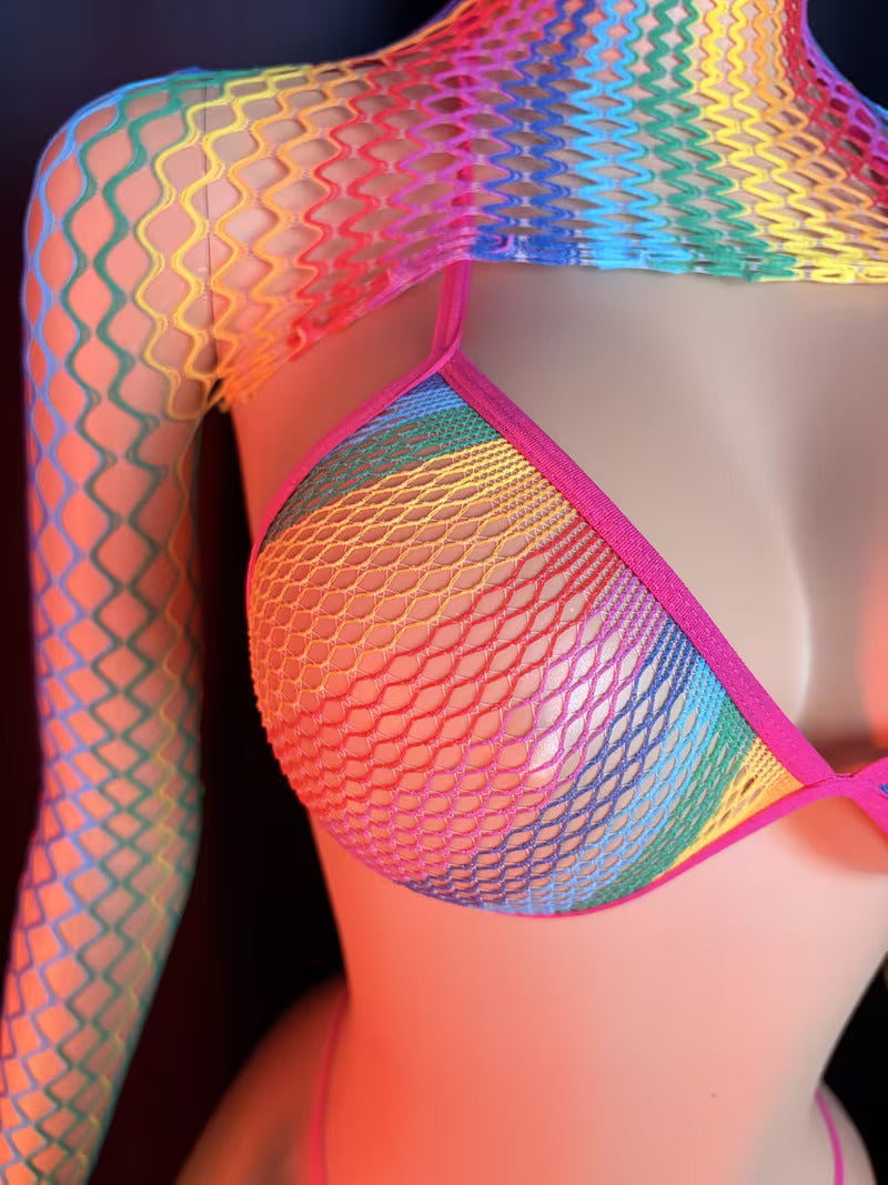 Nahaufnahme vom bunten Netzoberteil und BH im Rainbow Design