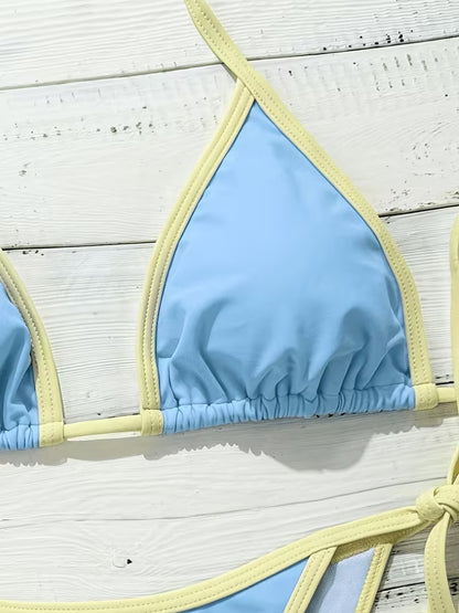 Detailaufnahme des hellblauen Triangle Bikinioberteils mit gelber Kontrast-Einfassung