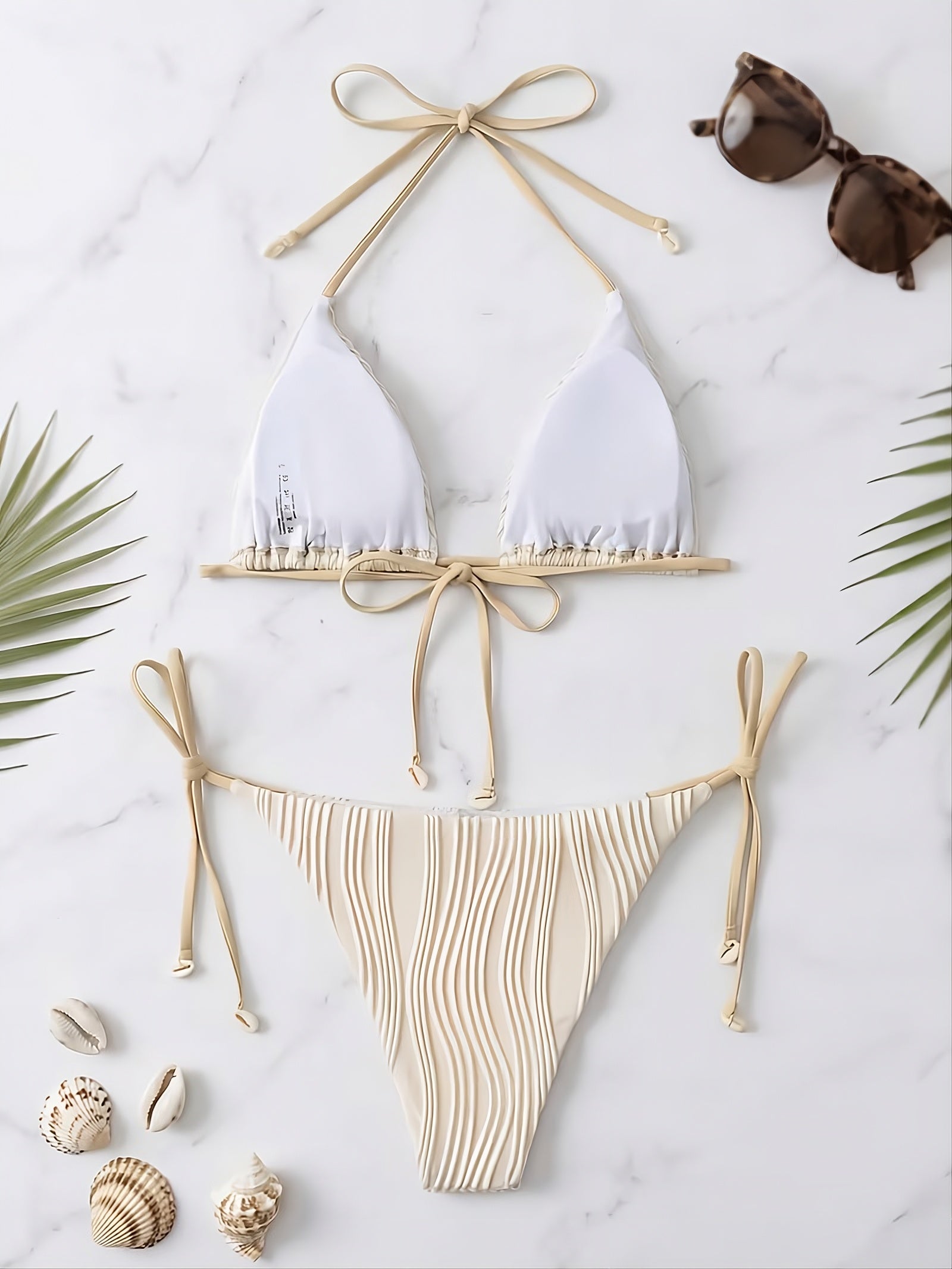 Rückansicht des cremeweißen Triangel-Bikinis mit verstellbaren Bindebändern