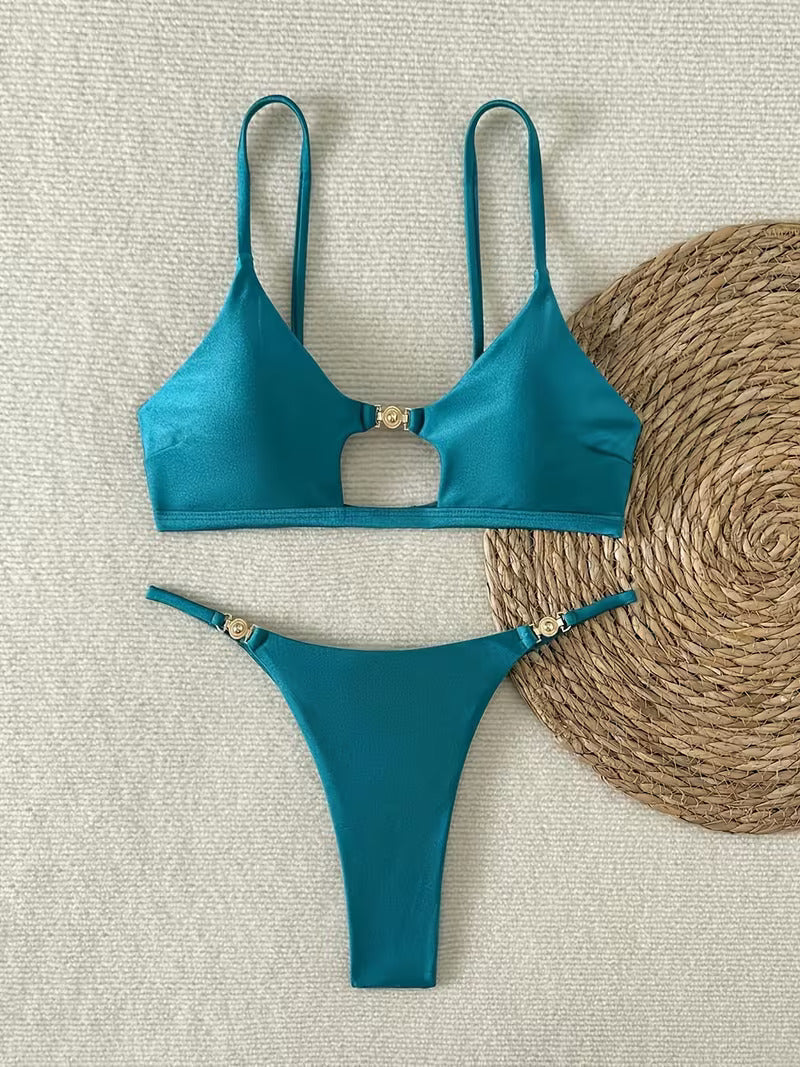Türkis Bikini Set flach liegend mit goldenen Details