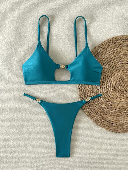 Türkis Bikini Set flach liegend mit goldenen Details