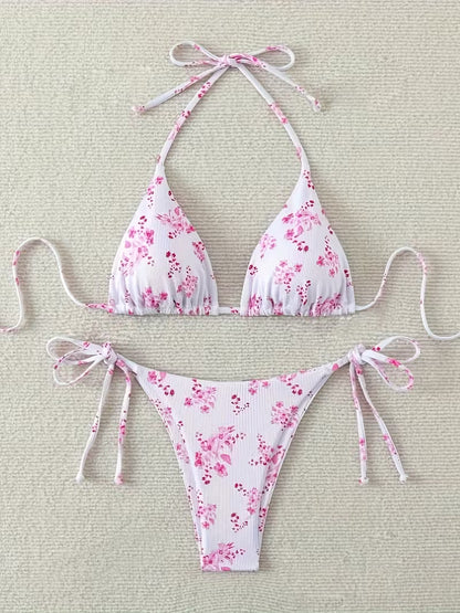 Zweiteiliger Damen Bikini weiß rosa mit Blumenprint flach ausgelegt
