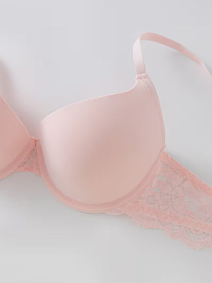 Detailansicht des rosa Damen BHs mit glattem Cup und Spitzenband