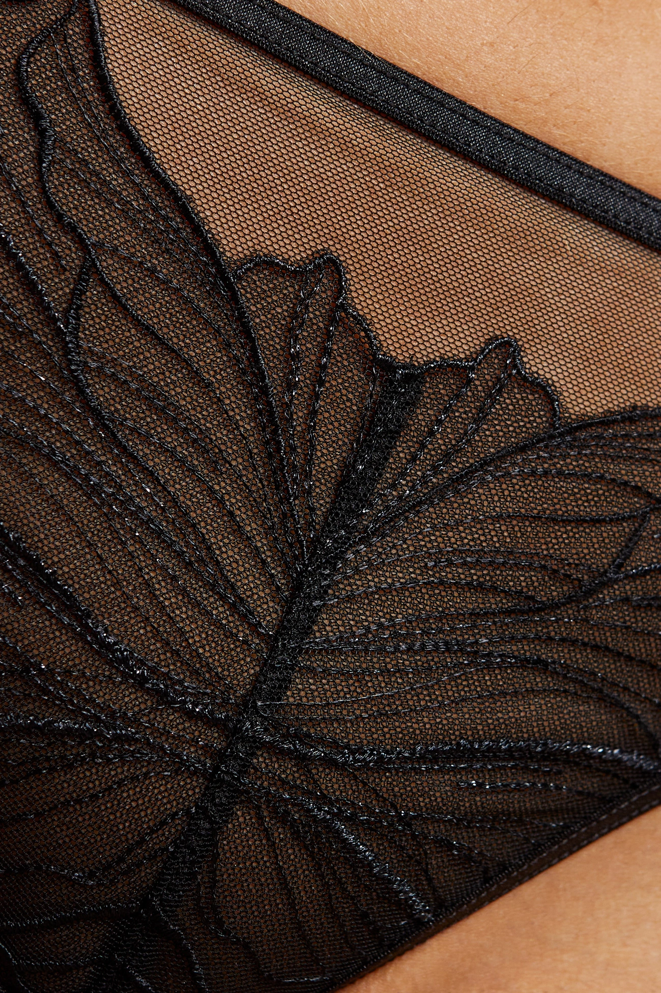 Detailaufnahme der floralen Stickerei des schwarzen Aurora String Tangas