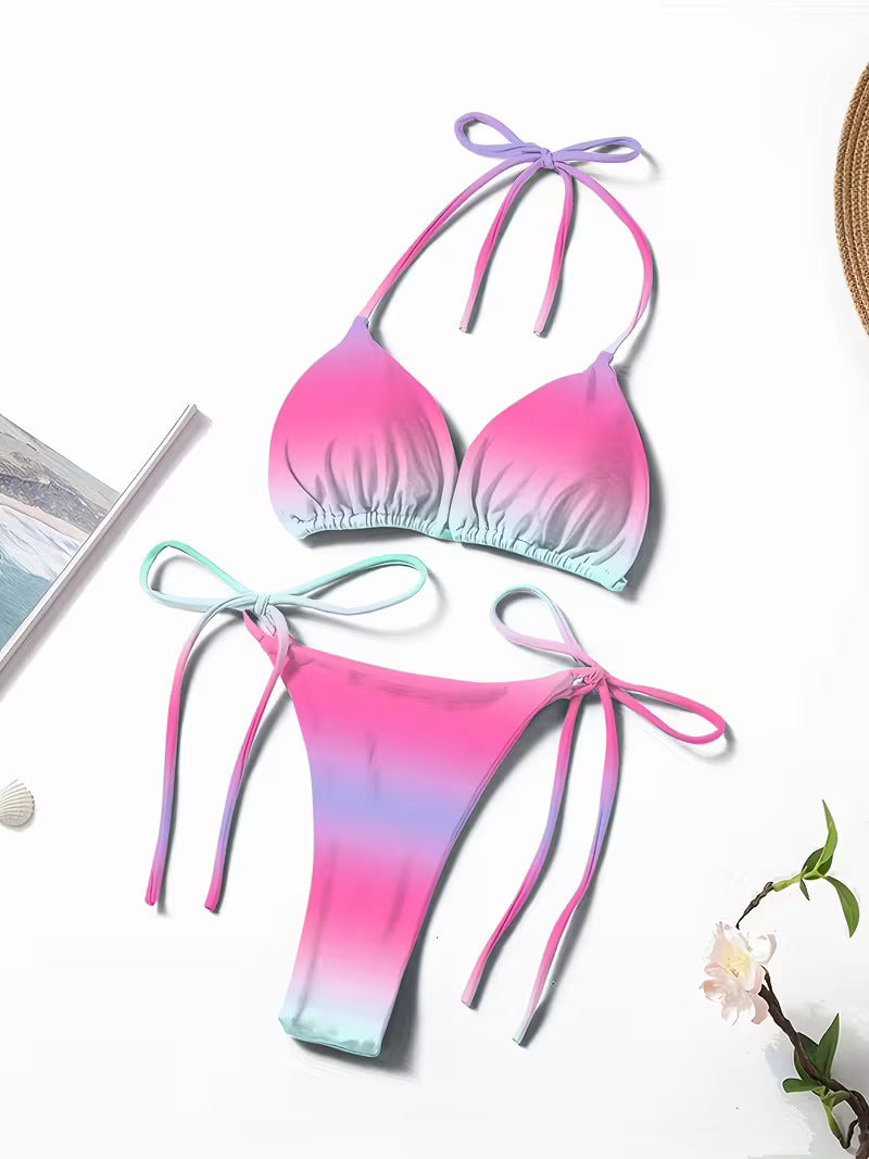 Produktfoto des String Tanga Bikini Sets mit rosa-türkisem Farbverlauf auf weißem Hintergrund.