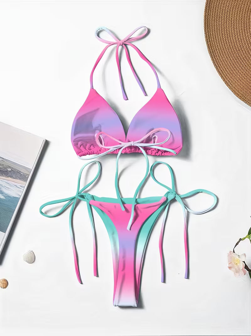 Flachliegende Ansicht des Triangel Bikini Sets mit String Tanga Hose und Bindebändern.