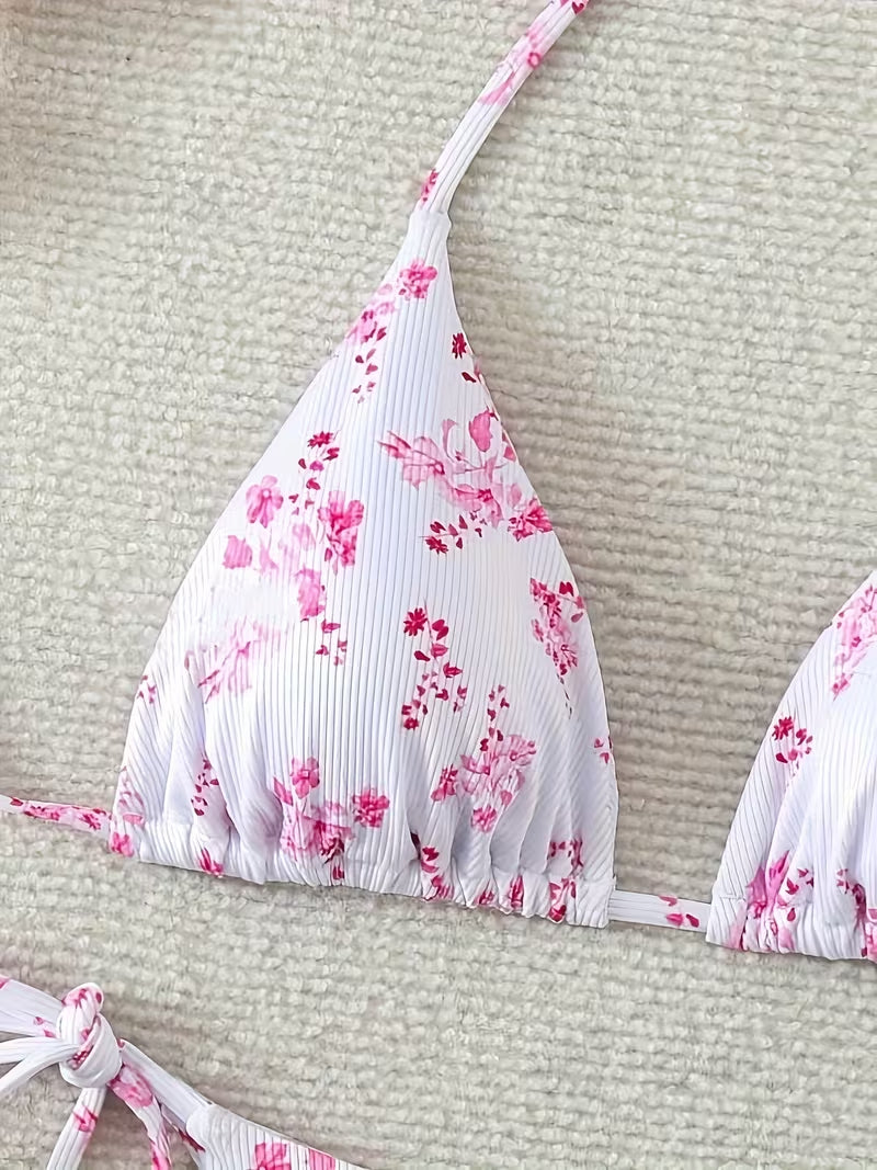 Nahaufnahme des gerippten Triangel Bikini Oberteils mit rosa Blumenmuster