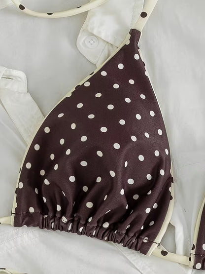 Detailaufnahme Bikini-Oberteil in Braun mit weißen Polka Dots und cremefarbener Einfassung