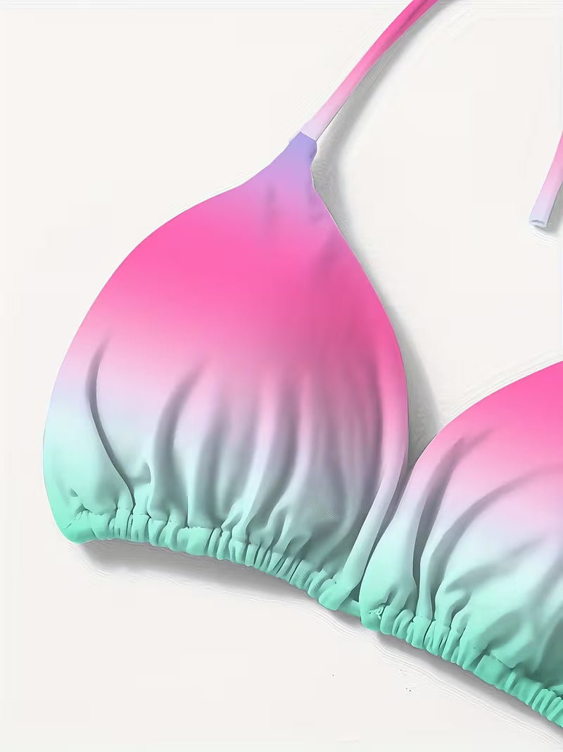 Detailaufnahme des Triangel Bikinioberteils mit weichem Farbverlauf.