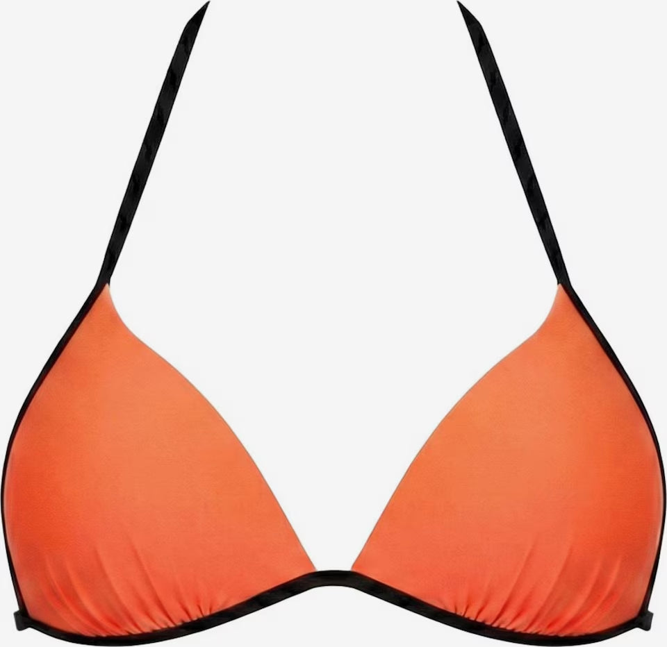 Nahaufnahme des koralle-orangen Push-up Bikini-Oberteils mit schwarzen Neckholder-Trägern
