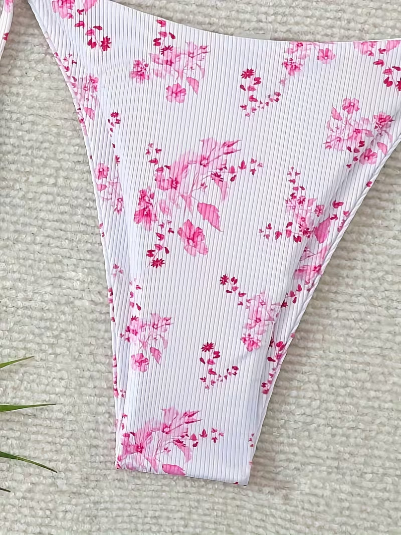 Nahaufnahme der Bikinihose weiß rosa mit floralem Print und gerippter Struktur