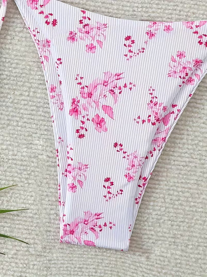 Nahaufnahme der Bikinihose weiß rosa mit floralem Print und gerippter Struktur