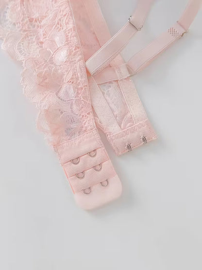 Nahaufnahme von Spitze, Trägern und Verschluss des rosa Damen BHs