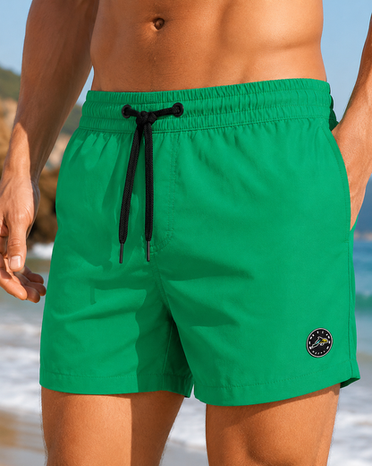 Detailaufnahme grüne Herren Badehose mit elastischem Bund, schwarzem Kordelzug und Logo-Patch