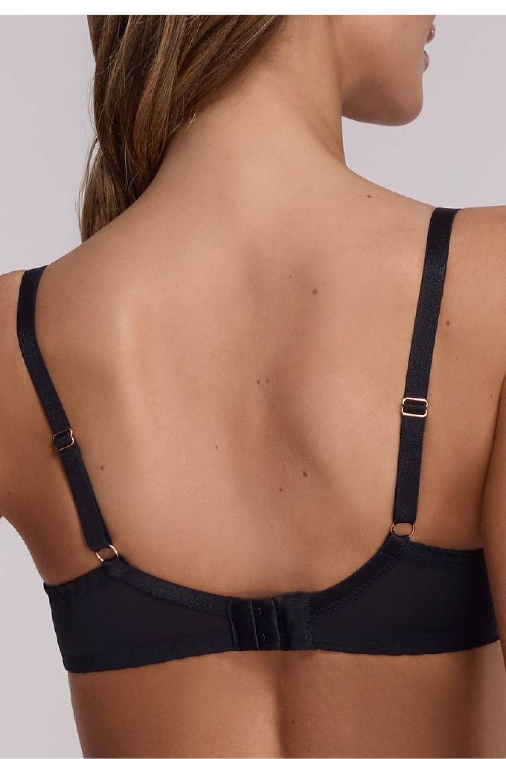 Rückansicht schwarzer Soft-BH – Rückenverschluss, verstellbare Träger und glattes Unterbrustband