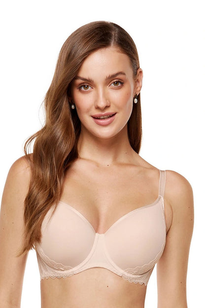Detailansicht eines atmungsaktiven Spacer-BHs in Nude mit glatten Cups und Spitze