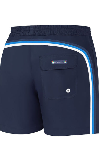 Rückansicht der marineblauen Herren-Badehose mit Gesäßtasche, Klettverschluss und Ablauföse