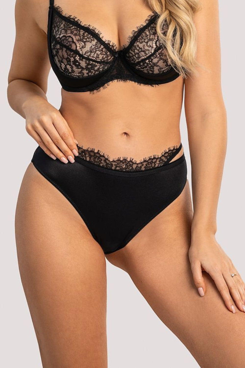 Magot Spitzenslip mit spektakulärer, durchbrochener Spitze hinten 213702