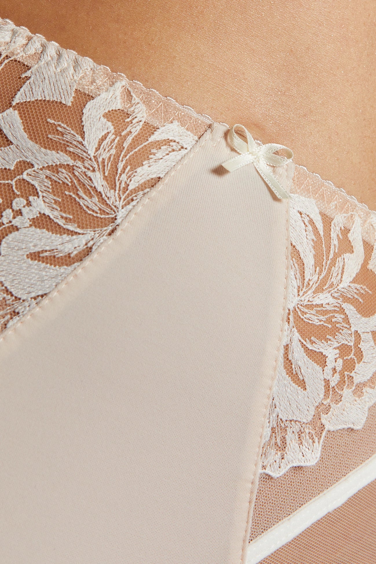 Höschen mit hoher Taille aus glattem Strick und floraler Stickerei 202860