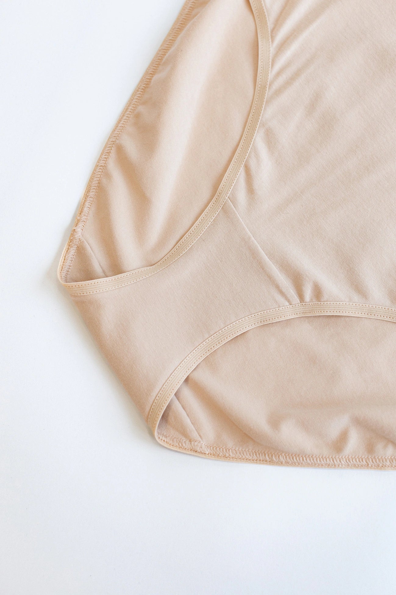 Nahaufnahme eines beigen High Waist Baumwollslips mit weichem Bund