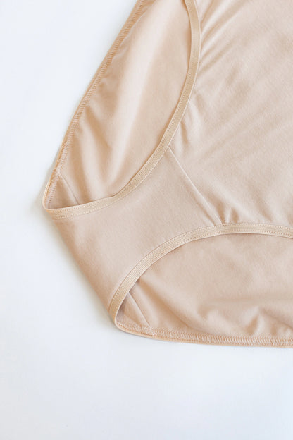 Nahaufnahme eines beigen High Waist Baumwollslips mit weichem Bund