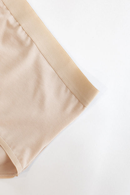 Detailaufnahme eines beigen Damen Baumwollslips mit hohem Bund