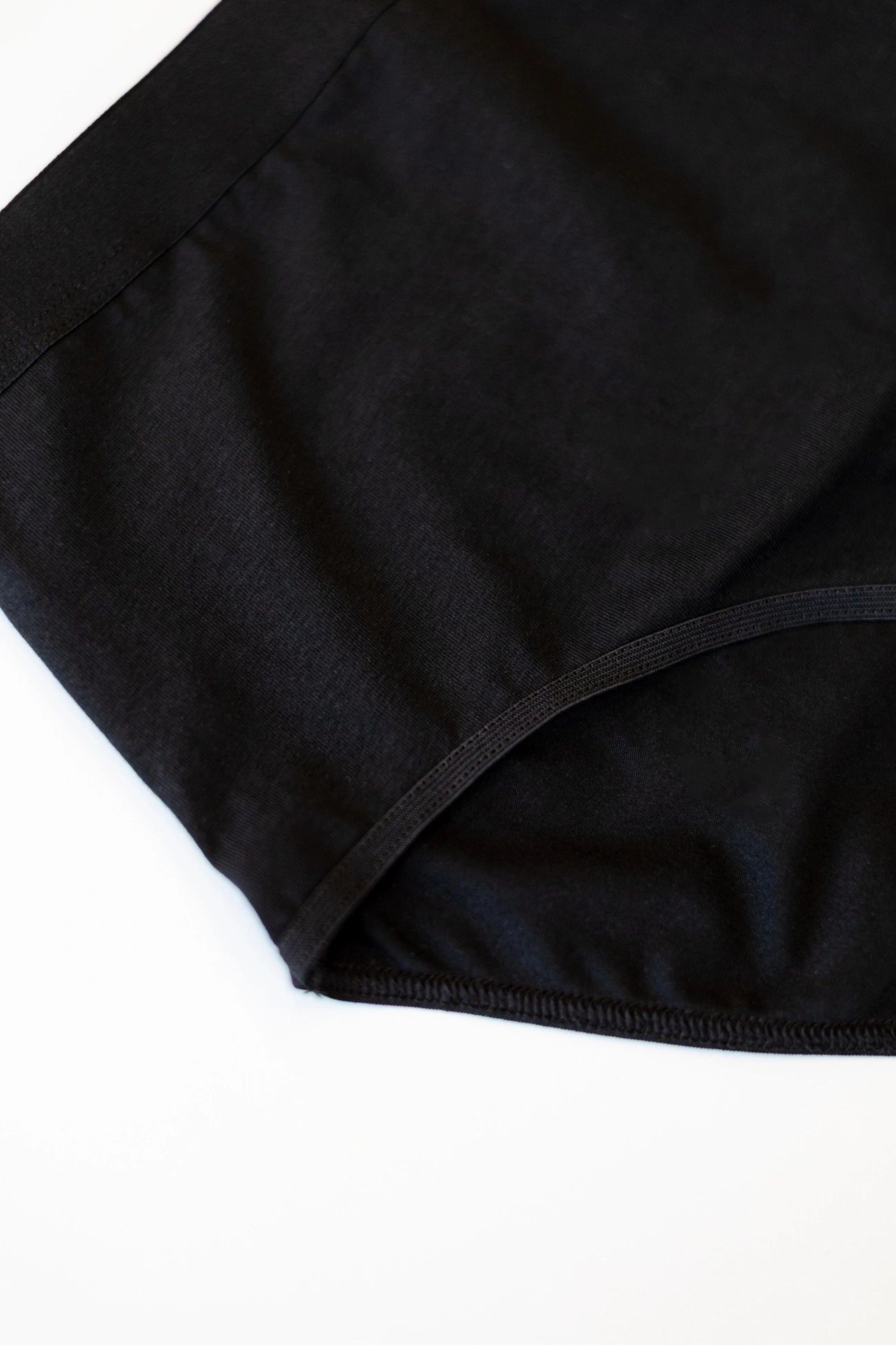 Nahaufnahme eines schwarzen High Waist Baumwollslips mit weichem Bund