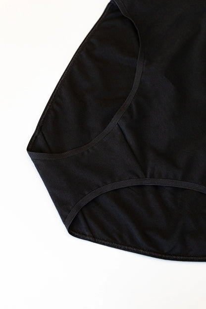 Detailaufnahme eines schwarzen Damen Baumwollslips mit hohem Bund
