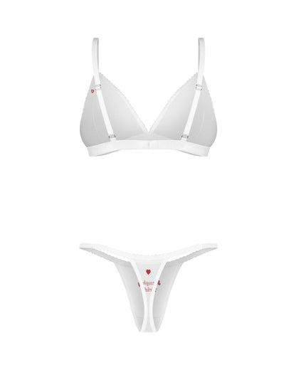 Rückansicht des weißen Weddya Bride Dessous-Sets mit verstellbaren BH-Trägern, Verschluss und String mit rotem Herzdetail auf weißem Hintergrund.