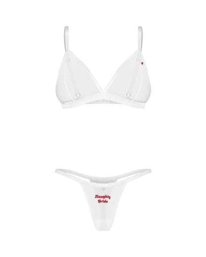 Weiße Weddya Bride Brautwäsche mit Triangel-BH und String in Vorderansicht, mit feinen Abschlüssen, rotem Herz am BH und „Naughty Bride“-Stickerei am String.