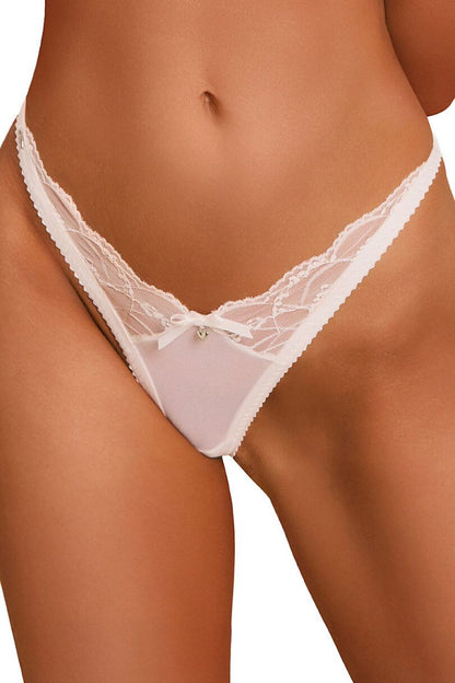 Nahaufnahme des weißen Weddya String-Tangas am Model mit halbtransparentem Stoff, Spitzeneinsätzen, kleiner Schleife und Schmuckanhänger.